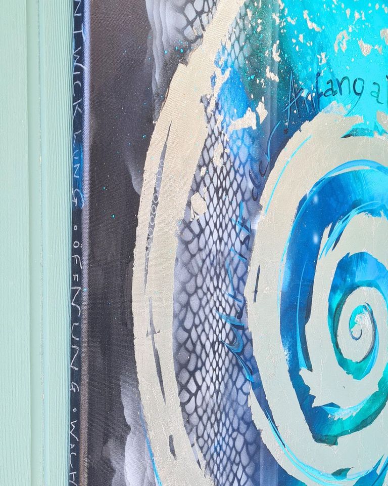 Nahaufnahme eines abstrakten Gemäldes mit spiralförmigen Mustern in Blau- und Weißtönen sowie strukturierten, netzartigen schwarzen und grauen Flächen.